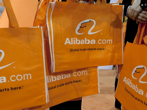 Зачем Alibaba мебельный магазин, а Facebook - площадь в универмаге