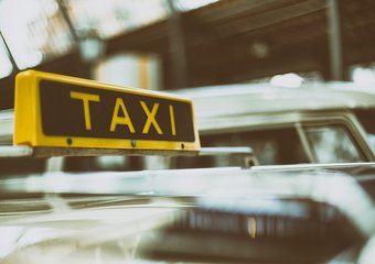 Увеличился спрос на таксистов и курьеров в предновогодний период