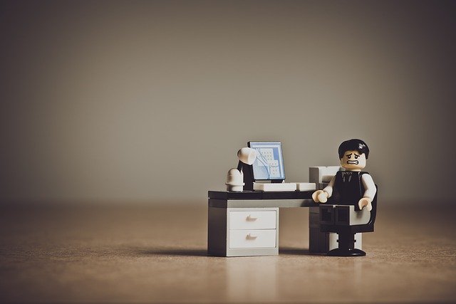 лего-человек за столом с компьютером
