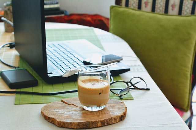 стол с ноутбуком и кофе