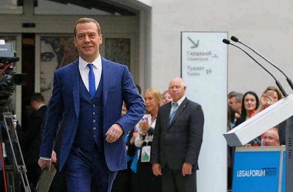 Медведев признал дефицит госслужащих на всех уровнях
